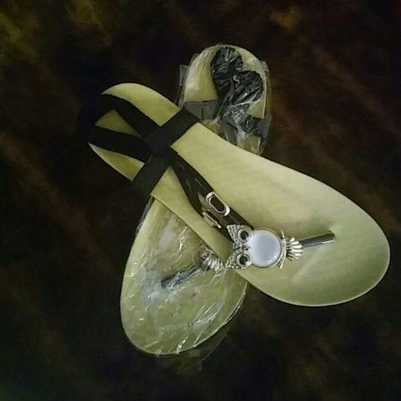 $Drop$Bundle of Sandals/FlipFlops - Picture 2 of 3